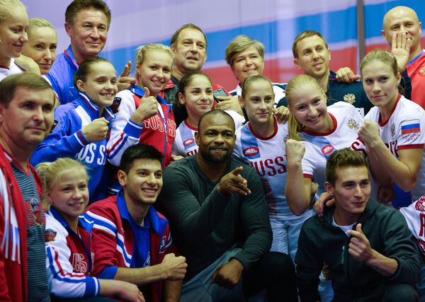 Американский боксер Рой Джонс-младший (в центре) и сборная России по спортивной гимнастике