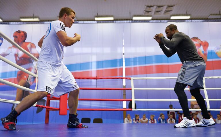 Американский боксер Рой Джонс-младший (справа) и чемпион мира по версии WBA во втором среднем весе Федор Чудинов