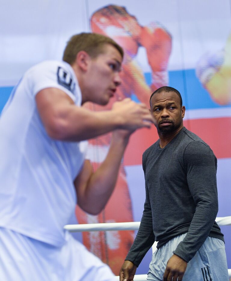 Американский боксер Рой Джонс-младший (справа) и чемпион мира по версии WBA во втором среднем весе Федор Чудинов