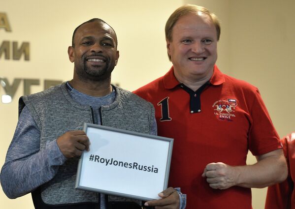 Американский боксер Рой Джонс-младший (слева) и менеджер и промоутер Владимир Хрюнов