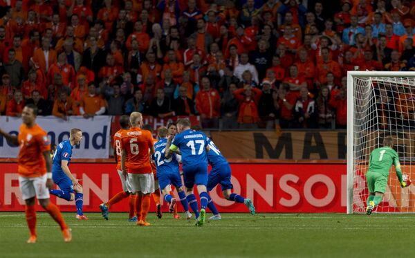 Футболисты сборной Исландии празднуют забитый мяч в ворота команды Нидерландов