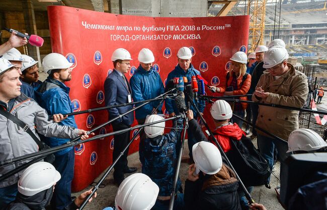 Генеральный директор Оргкомитета Россия - 2018 Алексей Сорокин и руководитель управления ФИФА по подготовке к чемпионату мира 2018 года Крис Унгер (в центре справа налево)