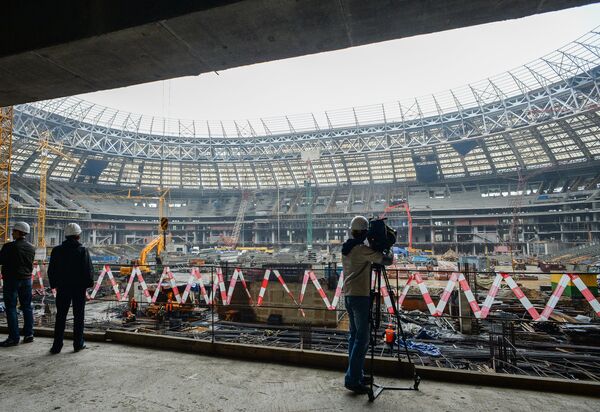 Журналисты на строительной площадке Большой Спортивной Арены Лужники в Москве