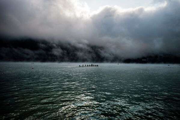 Гребцы плывут в тумане на озере Эгебелет (Франция) в преддверии старта чемпионата мира по академический гребле