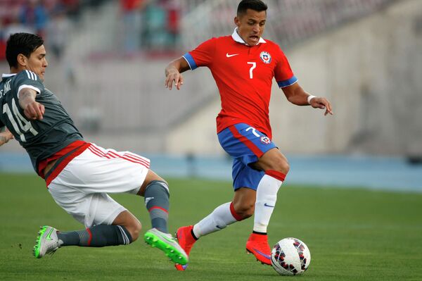 Нападающий сборной Чили по футболу Алексис Санчес (справа)