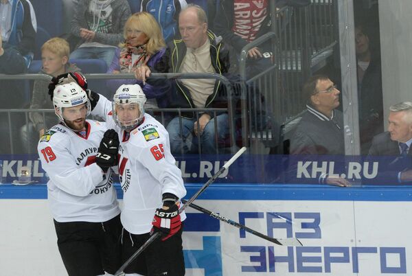 Хоккеисты Металлурга Роберт Коусал (слева) и Илья Мусин