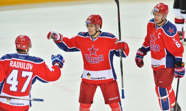 Хоккеисты ЦСКА Александр Радулов, Джефф Плэтт и Денис Денисов (слева направо)