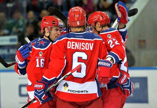 Хоккеисты ЦСКА Джефф Плэтт, Денис Денисов и Никита Зайцев (слева направо) радуются победе
