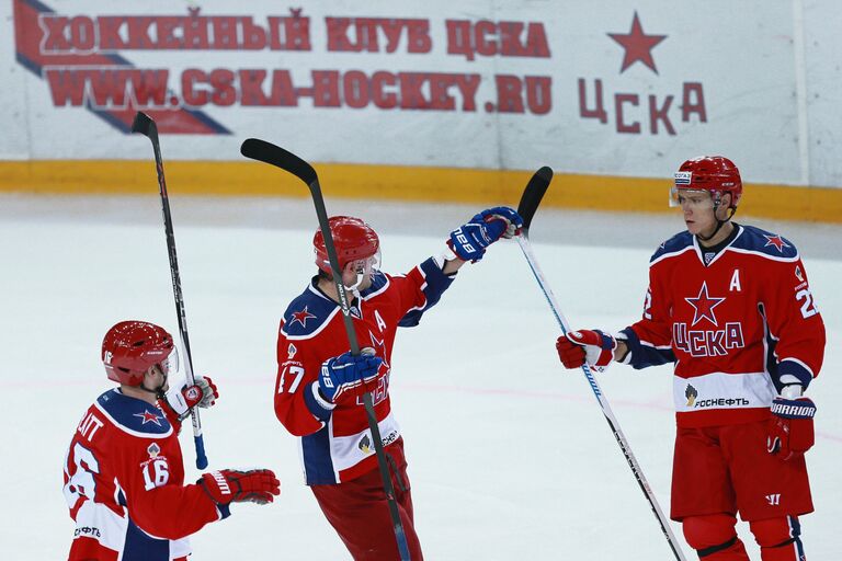Хоккеисты ЦСКА Джефф Плэтт, Александр Радулов и Никита Зайцев (слева направо) радуются забитой шайбе