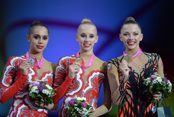 Слева направо: россиянка Маргарита Мамун (серебряная медаль), россиянка Яна Кудрявцева (золотая медаль) и белорусская спортсменка Мелитина Станюта (бронзовая медаль)