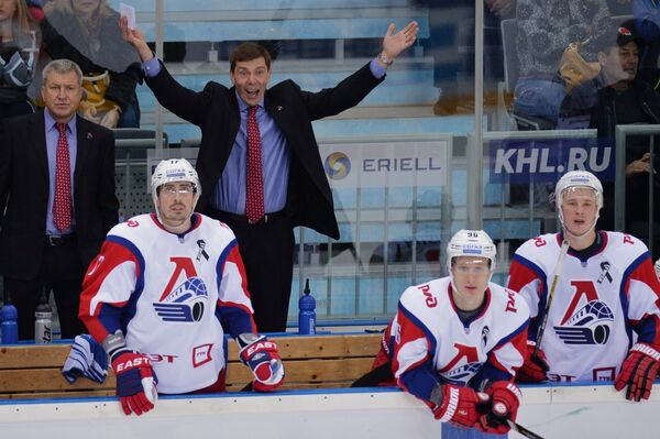 Главный тренер ХК Локомотив Алексей Кудашов (второй слева на втором плане)