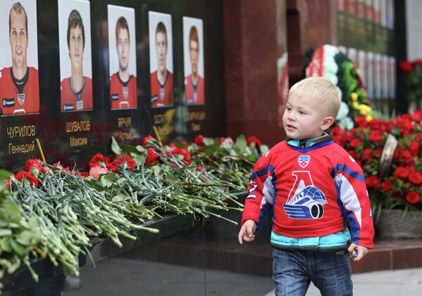 Ребенок в форме хоккейного клуба Локомотив у мемориального комплекса членам ярославской хоккейной команды, погибшим в авиакатастрофе 7 сентября 2011 года, на Леонтьевском кладбище в Ярославле