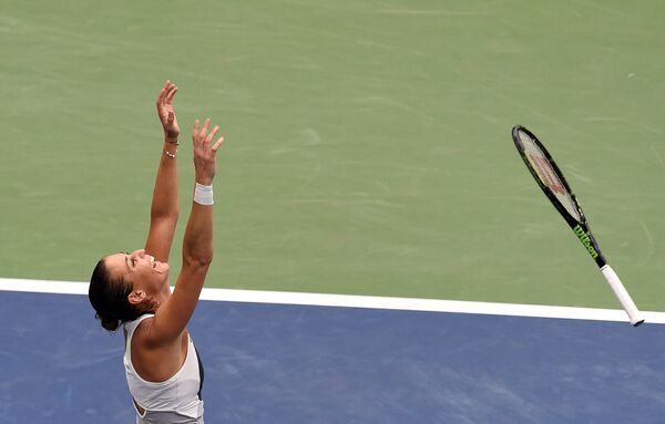 Итальянская теннисистка Флавия Пеннетта радуется победе в финальном матче US Open против Роберты Винчи