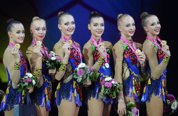 Гимнастки сборной России, завоевавшие золотые в групповых упражнениях с тремя булавами и двумя обручами