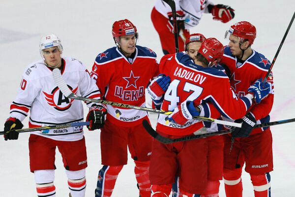 Хоккеисты ЦСКА поздравляют Александра Радулова (справа на первом плане) с забитой шайбой
