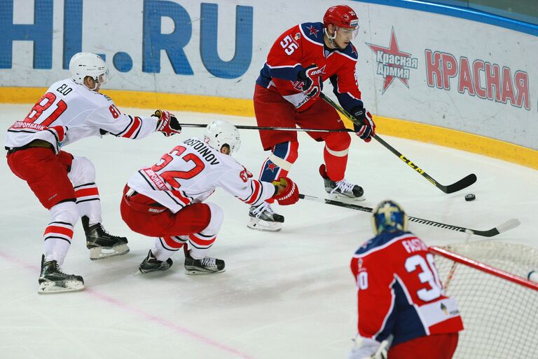 Хоккеисты Автомобилиста Ээро Эло, Алексей Достойнов, защитник ЦСКА Богдан Киселевич, вратарь ЦСКА Виктор Фаст (слева направо)