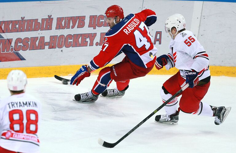 Форвард ЦСКА Александр Радулов и защитник Автомобилиста Александр Щемеров (слева направо)