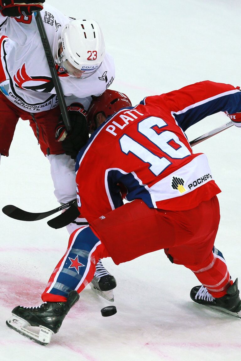 Форвард Автомобилиста Ондржей Роман (слева) и форвард ЦСКА Джефф Плэтт