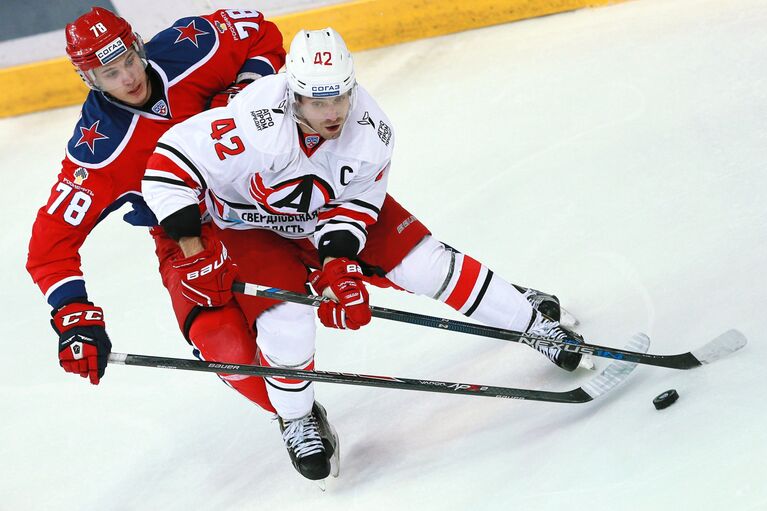 Форвард ЦСКА Максим Мамин (слева) и форвард Автомобилиста Петр Коукал
