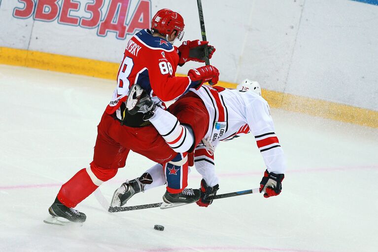 Защитник ЦСКА Артём Блажиевский (слева) и форвард Автомобилиста Анатолий Голышев