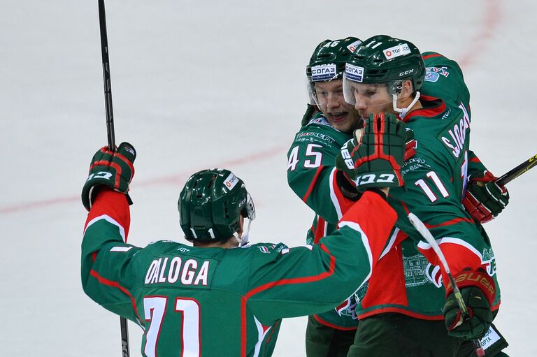 Хоккеисты Ак Барса радуются забитой шайбе Хоккеисты Ак Барса радуются забитой шайбе