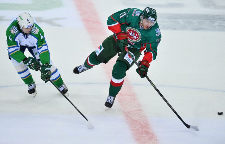 Защитник ХК Салават Юлаев Кирилл Кольцов (слева) и форвард ХК Ак Барс Маттиас Шенгрен Защитник ХК Салават Юлаев Кирилл Кольцов (слева) и форвард ХК Ак Барс Маттиас Шенгрен