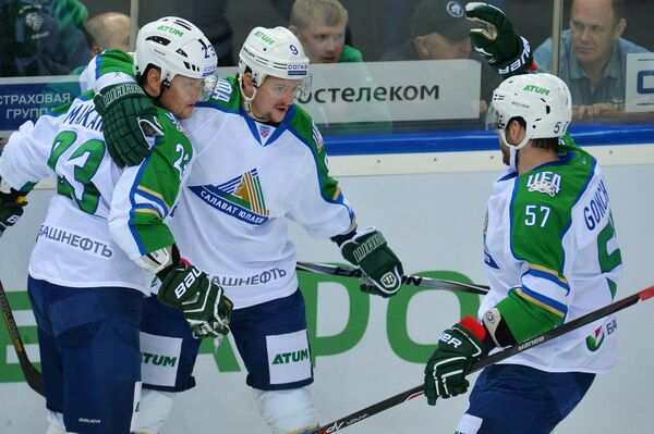Хоккеисты Салавата Юлаева Дмитрий Макаров, Иван Вишневский, Максим Гончаров (слева направо)