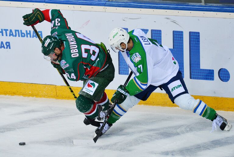 Форвард ХК Ак Барс Дмитрий Обухов и форвард ХК Салават Юлаев Энвер Лисин (справа) Форвард ХК Ак Барс Дмитрий Обухов и форвард ХК Салават Юлаев Энвер Лисин (справа)