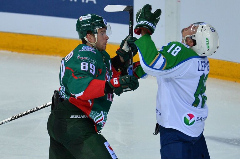 Форвард ХК Ак Барс Артем Лукоянов и защитник ХК Салават Юлаев Сами Лепистё (справа) Форвард ХК Ак Барс Артем Лукоянов и защитник ХК Салават Юлаев Сами Лепистё (справа)