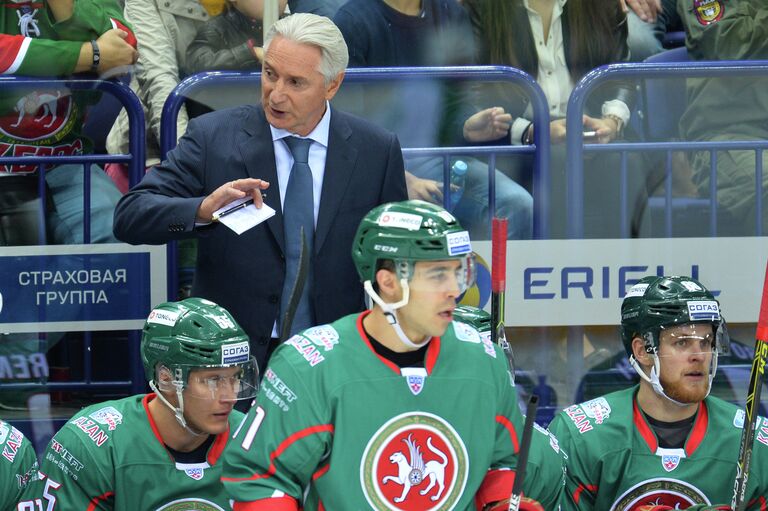 Хоккеисты Ак Барса Владимир Ткачев, Джастин Азеведу, Федор Малыхин (слева направо) и главный тренер ХК Ак Барс Зинэтула Билялетдинов Хоккеисты Ак Барса Владимир Ткачев, Джастин Азеведу, Федор Малыхин (слева направо) и главный тренер ХК Ак Барс Зинэтула Билялетдинов