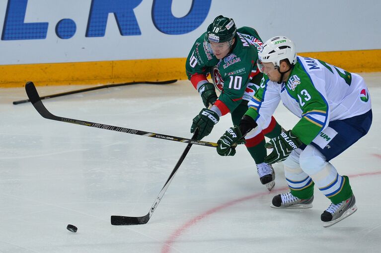 Форвард ХК Салават Юлаев Дмитрий Макаров (справа) и форвард ХК Ак Барс Игорь Мирнов Форвард ХК Салават Юлаев Дмитрий Макаров (справа) и форвард ХК Ак Барс Игорь Мирнов