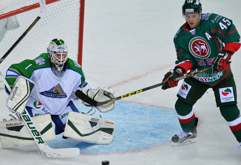 Вратарь ХК Салават Юлаев Никлас Сведберг и форвард ХК Ак Барс Оскар Меллер Вратарь ХК Салават Юлаев Никлас Сведберг и форвард ХК Ак Барс Оскар Меллер