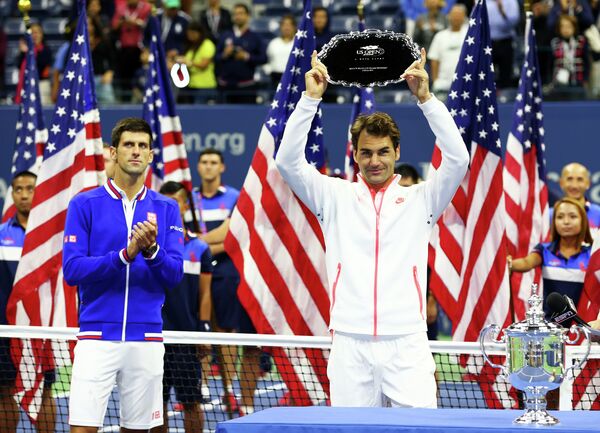 Новак Джокович (слева) и Роджер Федерер во время церемонии награждения US Open-2015