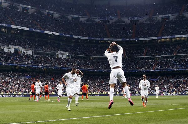 Нападающий ФК Реал (Мадрид) Криштиану Роналду (на первом плане) радуется забитому голу