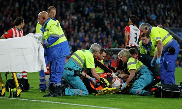 Врачи оказывают помощь травмированному защитнику Манчестер Юнайтед Люку Шоу