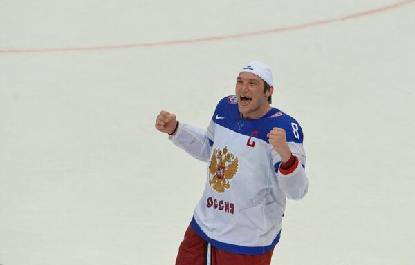 Нападающий сборной России Александр Овечкин радуется победе в финальном матче чемпионата мира по хоккею 2014 года в Минске