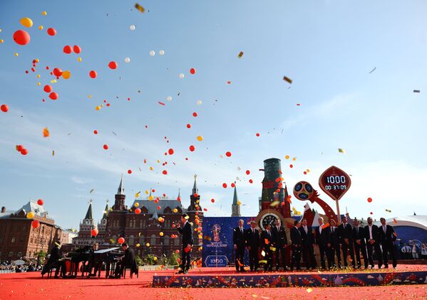 Торжественная церемония запуска часов обратного отсчета на Манежной площади Москвы во время мероприятий в рамках празднования 1000 дней до ЧМ-2018 в России