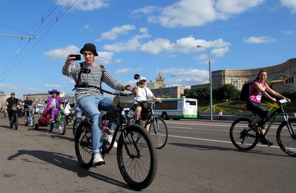 Участники велокарнавала, приуроченного ко Всемирному дню без автомобиля, в Парке Победы в Москве