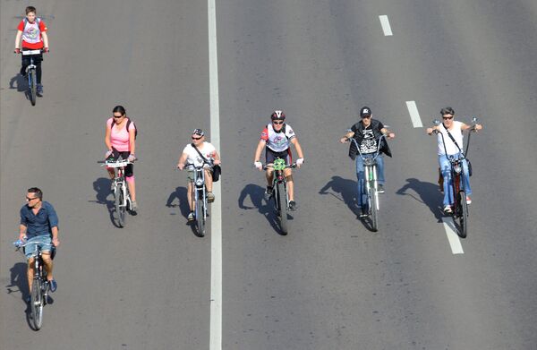 Участники велокарнавала, приуроченного ко Всемирному дню без автомобиля, в Москве