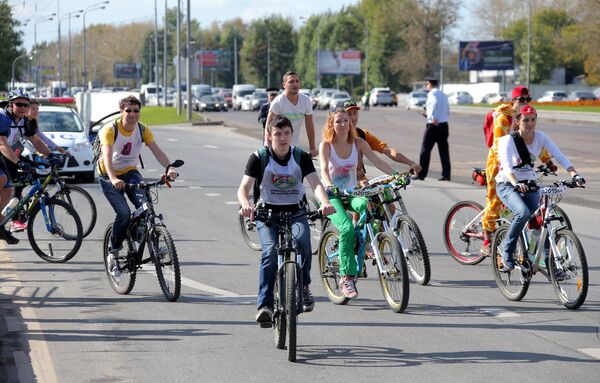 Участники велокарнавала, приуроченного ко Всемирному дню без автомобиля, в Москве