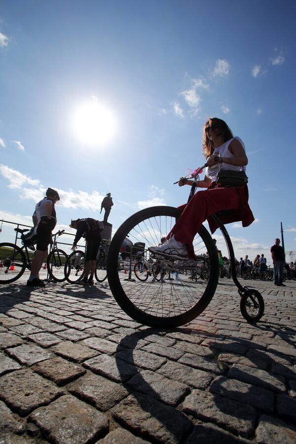 Участница велокарнавала, приуроченного ко Всемирному дню без автомобиля, в Москве