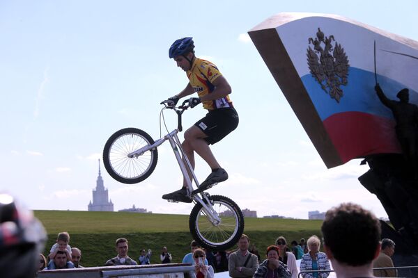 Участник велокарнавала, приуроченного ко Всемирному дню без автомобиля, в Парке Победы в Москве