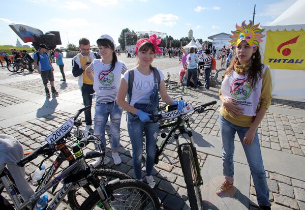 Участники велокарнавала, приуроченного ко Всемирному дню без автомобиля, в Парке Победы в Москве