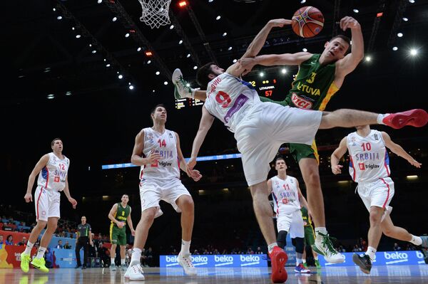 Игровой момент матча чемпионата Европы по баскетболу среди мужских команд между сборными Сербии и Литвы