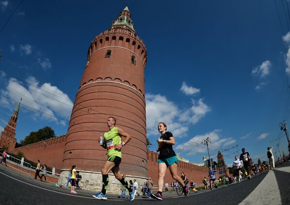 частники на дистанции Московского марафона 2015