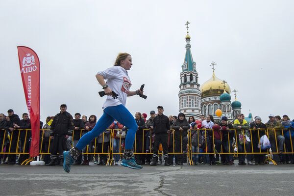 Участница на дистанции 26-го Сибирского международного марафона в Омске