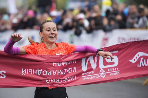 Участница Альбина Майорова-Иванова из Чебоксар, занявшая первое место среди женщин в 26-ом Сибирском международном марафоне в Омске