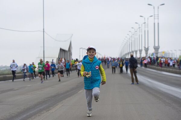 Участники на дистанции 26-го Сибирского международного марафона в Омске