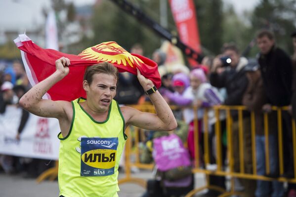 Участник Василий Пяткин из Киргизии, занявший второе место среди мужчин в 26-ом Сибирском международном марафоне в Омске