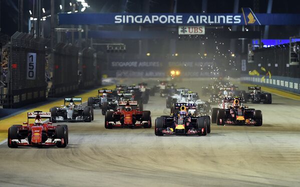 Старт гонки 13-го этапа чемпионата Формулы-1 - Гран-при Сингапура